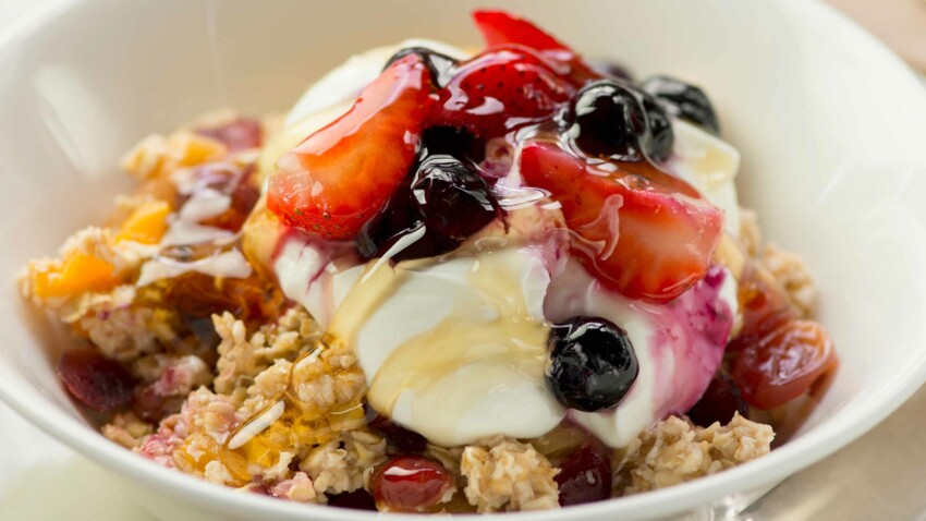 Granola Aux Fruits Frais Et Yaourt Grec Bien Cremeux Decouvrez Les Recettes De Cuisine De Femme Actuelle Le Mag