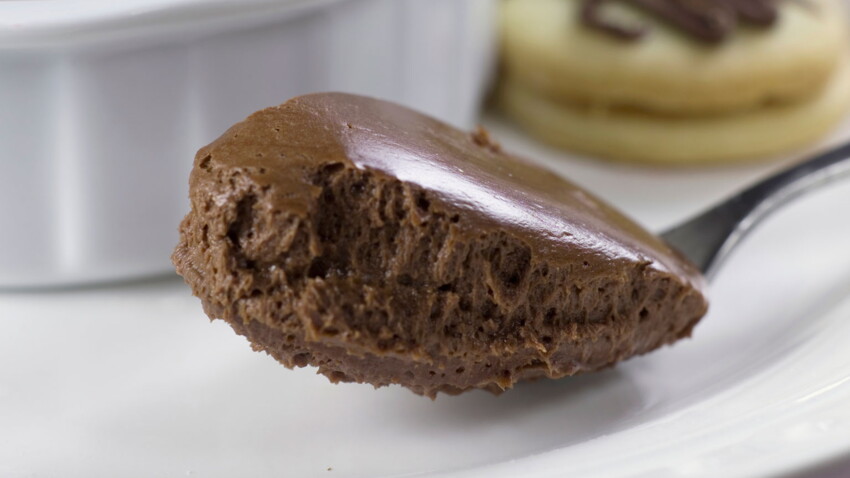 Mousse au chocolat lait et noir rapide : découvrez les recettes de