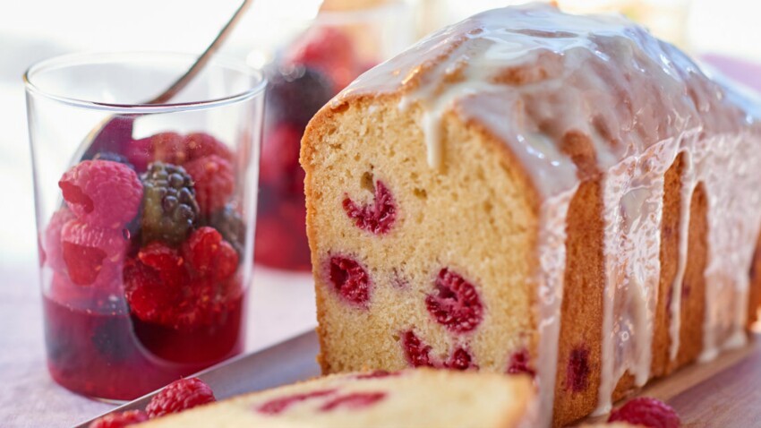 Cake Aux Framboises Et Chocolat Blanc Et Verrines De Framboises Au Jus Decouvrez Les Recettes De Cuisine De Femme Actuelle Le Mag