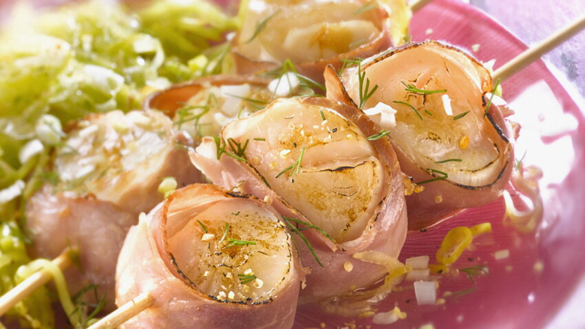 Brochette de Saint-Jacques au lard, papillote de légumes à la crème