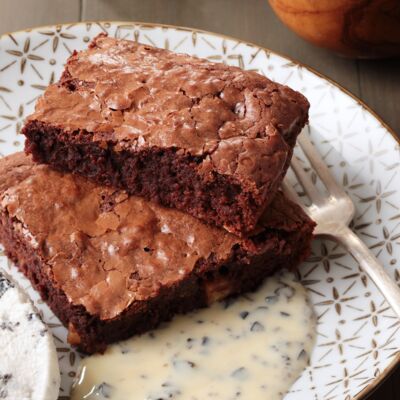 Brownie Au Chocolat Quenelle De Creme Fouettee Aux Olives Noires Decouvrez Les Recettes De Cuisine De Femme Actuelle Le Mag