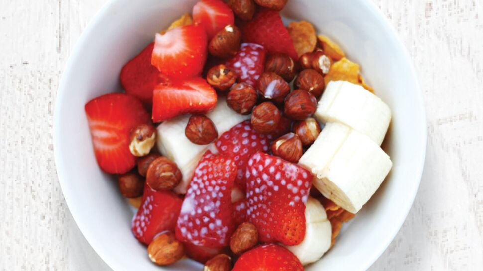 Bowl gourmand fraises, banane et noisettes