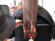 Coupe de cheveux : ce coiffeur utilise un briquet pour coiffer ses clientes