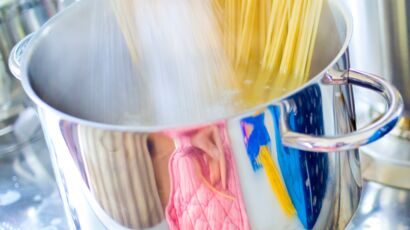 L'astuce géniale pour égoutter ses pâtes sans se brûler… ni en mettre à  côté ! : Femme Actuelle Le MAG