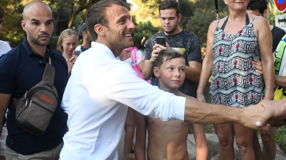 Emmanuel Macron, en vacances, rencontre Maxime, son plus jeune fan et l'invite à l'Elysée