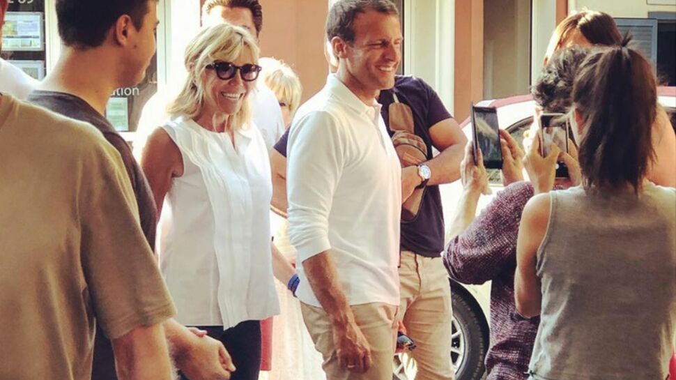 Photos – Brigitte et Emmanuel Macron en vacances : jean et baskets pour tous les deux !