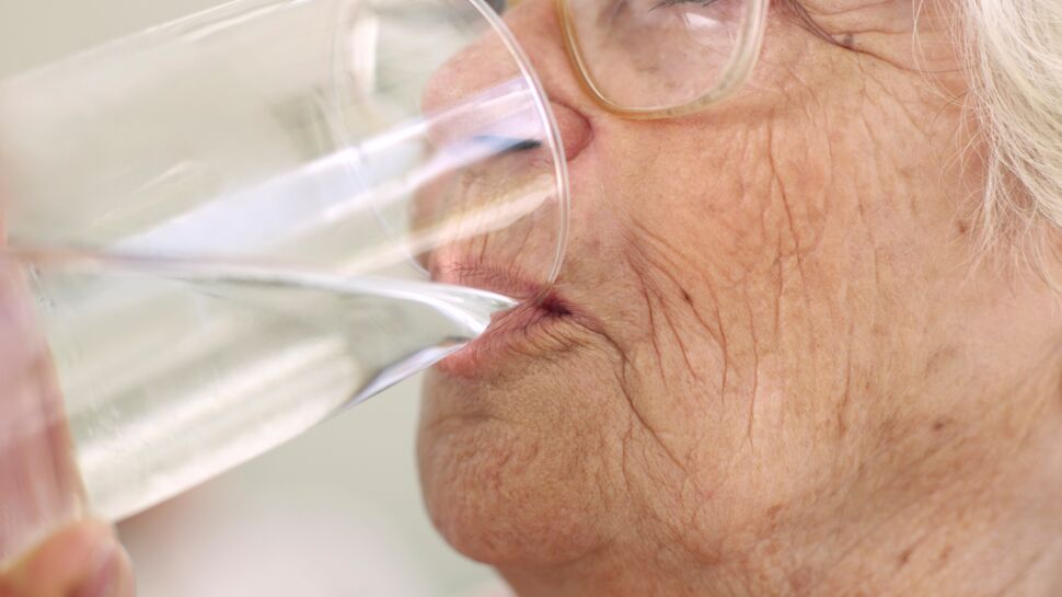 Canicule : un quart des personnes âgées reçues aux urgences avaient consommé trop d’eau