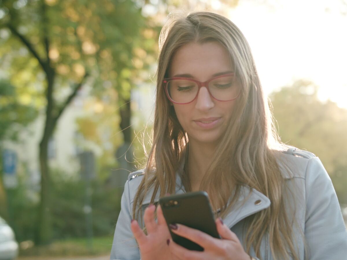 Smartphone : comment la lumière bleue de vos écrans risque de vous rendre  aveugle