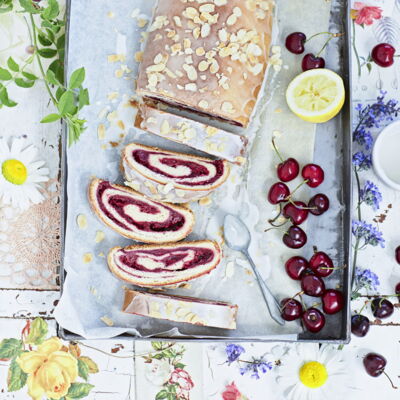 Gateau Roule A La Cerise Sans Beurre Decouvrez Les Recettes De Cuisine De Femme Actuelle Le Mag
