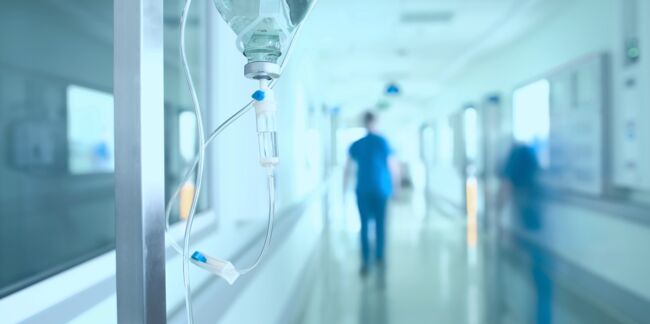 Bactérie multirésistante dans les hôpitaux : faut-il s’inquiéter ?