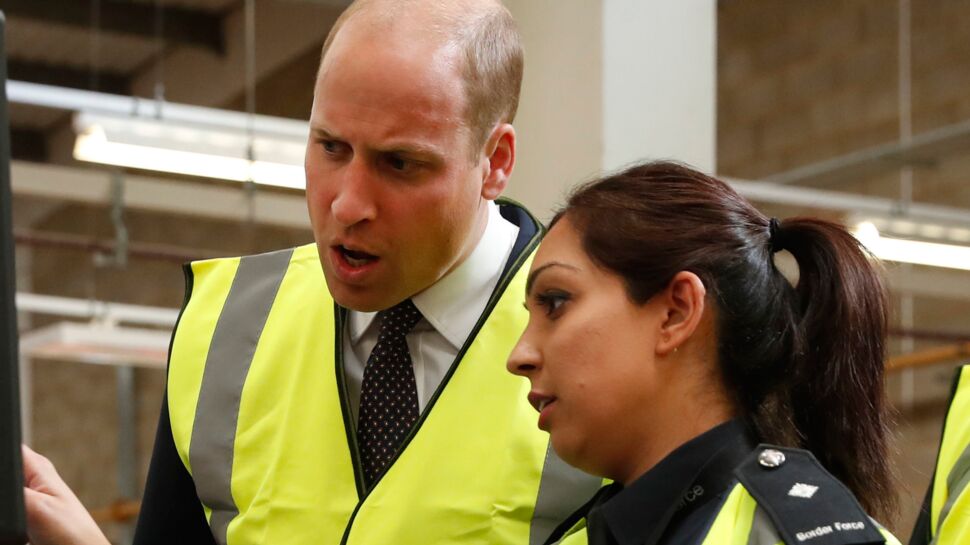 Photos – Le prince William en visite dans un aéroport : il découvre le cannabis, la cocaïne et autres produits illicites