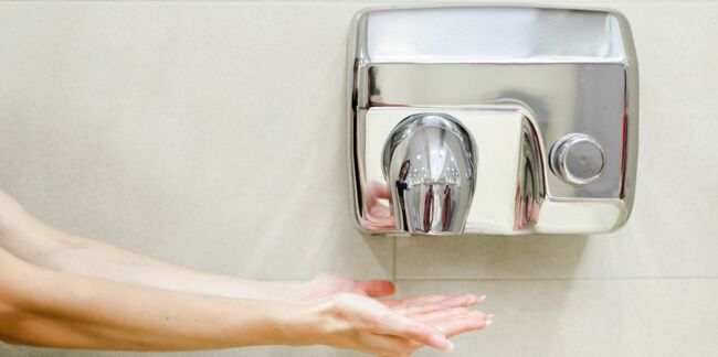 Sèche-mains électriques : pourquoi on ferait (vraiment) mieux d’arrêter de les utiliser