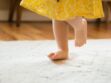Motricité : pas de chaussures pour les bébés qui doivent marcher pieds nus