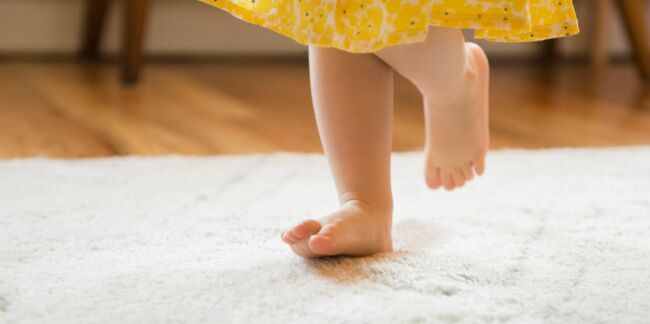 Motricité : pas de chaussures pour les bébés qui doivent marcher pieds nus