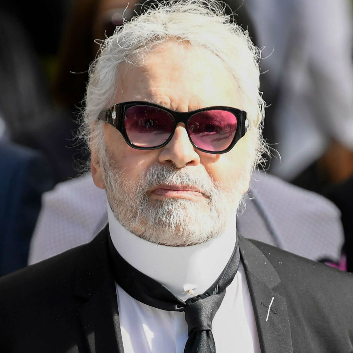 Photo Karl Lagerfeld affichant quelques kilos en plus pose