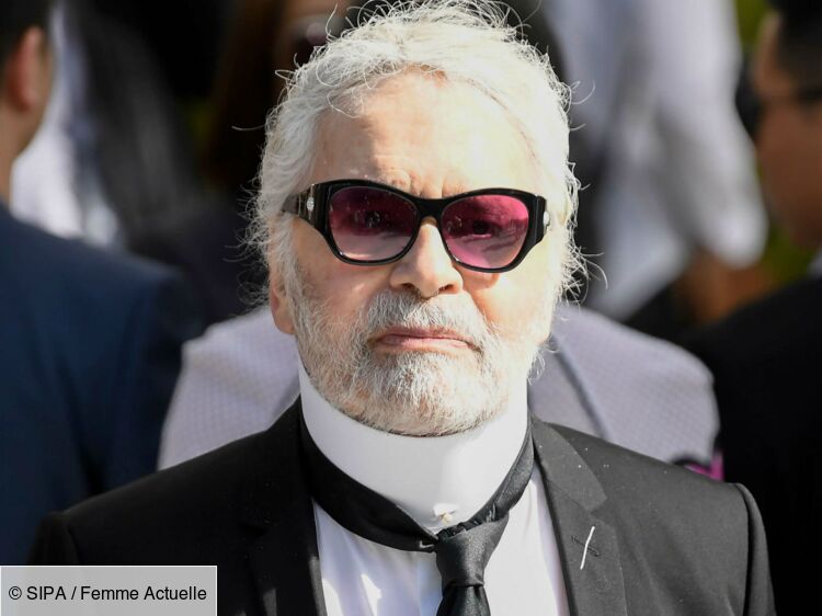 Photo Karl Lagerfeld affichant quelques kilos en plus pose