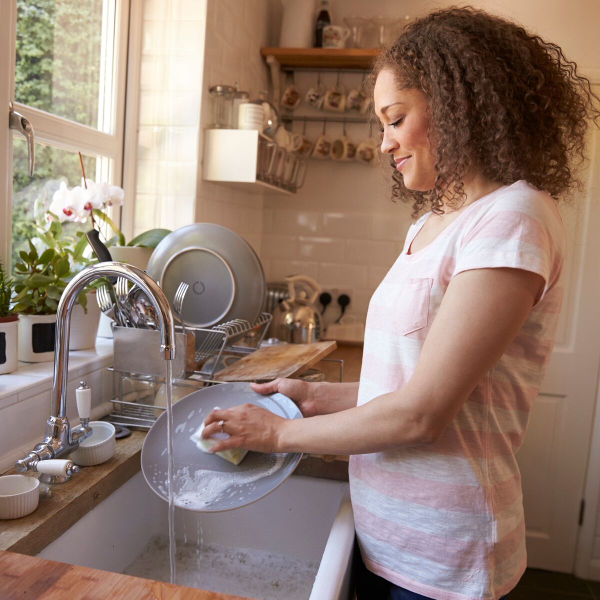 5 erreurs que l'on fait tous en nettoyant notre vaisselle à la