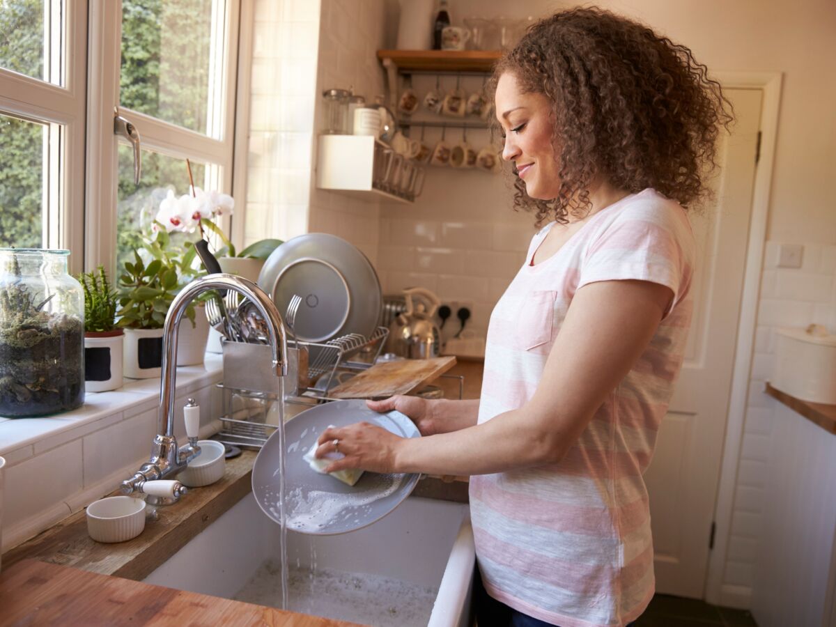 Lavage à la maison ou au lave-vaisselle, lequel est le plus écolo