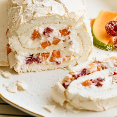 Roule Meringue A La Papaye Et Aux Framboises Decouvrez Les Recettes De Cuisine De Femme Actuelle Le Mag