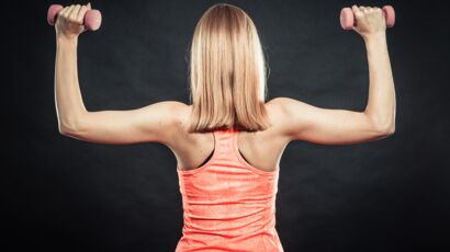 Muscler ses bras - Exercices avec haltères pour des bras tonifiés - 50 ans  en forme 