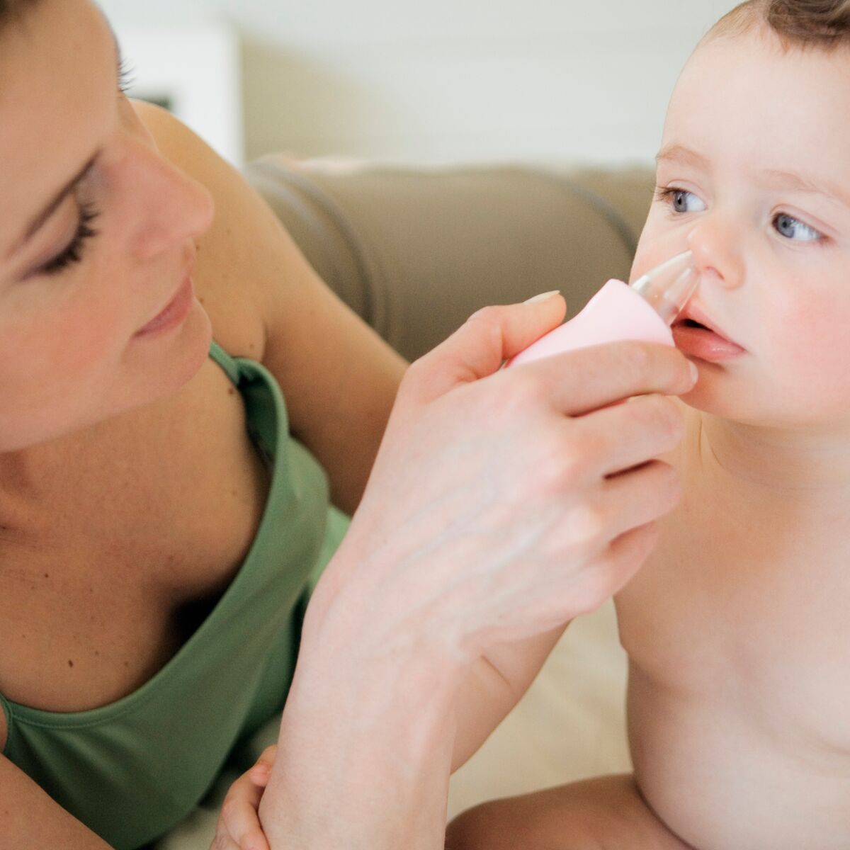 Rhume : l'astuce des professionnels pour déboucher le nez d'un enfant :  Femme Actuelle Le MAG