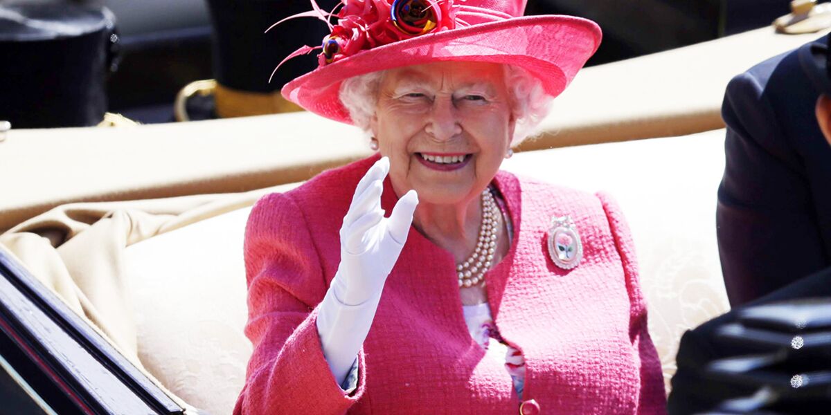 Elizabeth Ii Sa Fille Anne Revele Que La Reine D Angleterre A Une Fausse Main Gantee Pour Saluer La Foule Femme Actuelle Le Mag