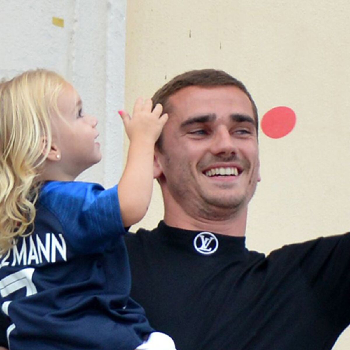 Antoine Griezmann Bientot Papa Pour La Deuxieme Fois Il Annonce Le Sexe Du Bebe Femme Actuelle Le Mag