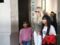 Laeticia Hallyday et ses filles Jade et Joy vont faire leurs courses à boutique Montaigne Market