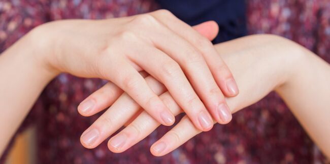 Taches blanches sur les ongles : est-ce un manque de calcium ?