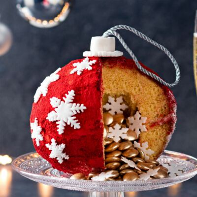 Gâteau en forme de boule de Noël façon pinata : découvrez les
