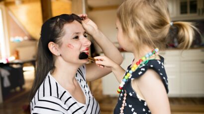 Maquillage sorcière petite fille pour Halloween : tuto - MaFamilleZen