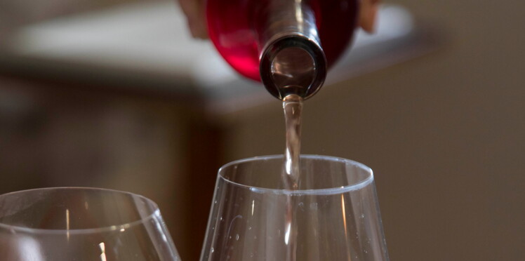 Comment Ouvrir Une Bouteille De Vin Sans Tire-bouchon ? : Femme ...