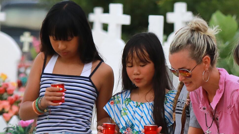 Vidéo - Laeticia Hallyday émue aux larmes, chante sur la tombe de Johnny avec ses filles Jade et Joy