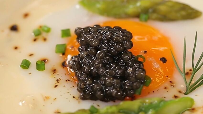 Des recettes à croquer : œuf cocotte, asperges et caviar
