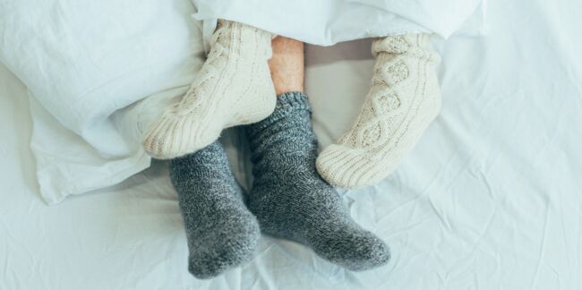 Porter des chaussettes la nuit pour mieux dormir : bonne ou mauvaise idée ?