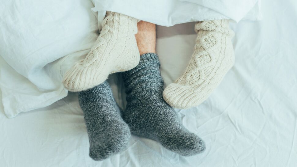 Porter des chaussettes la nuit pour mieux dormir : bonne ou mauvaise idée ?