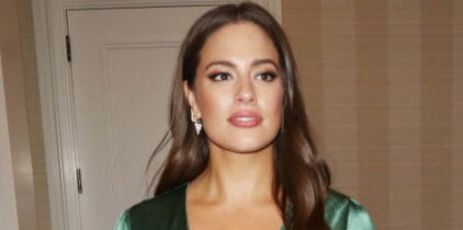 Photos - Mode ronde : Ashley Graham, mannequin plus size, ose le crop top et le pantalon fluo (sublime !)