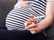 Tabagisme : 1 Française sur 6 continue de fumer pendant la grossesse, quels sont vraiment les risques ?