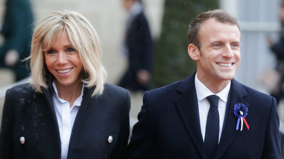 Brigitte Macron embrasse tendrement Emmanuel Macron, la toile est sous le charme