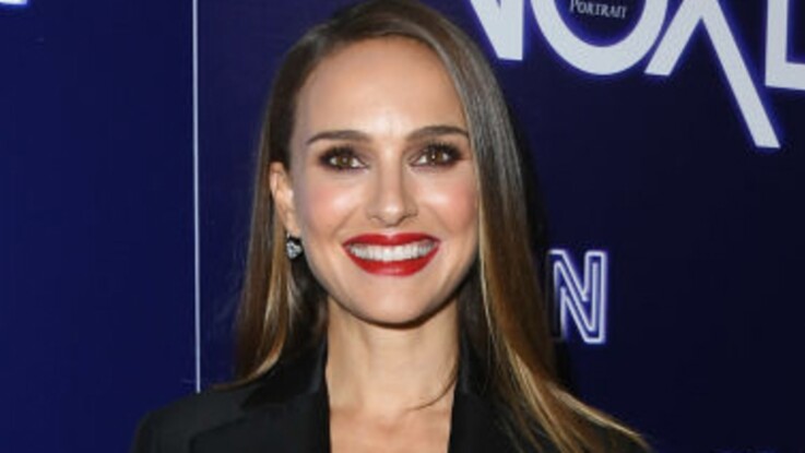 Natalie Portman, glamour et sexy en tailleur pantalon