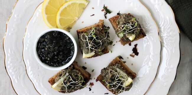 Toasts à la crème de lentilles et Caviar végétal