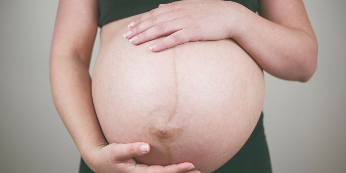 Gouter Les Plats De Bebe Partager Sa Cuillere Les Gestes Que Les Femmes Enceintes Doivent Eviter Pour Se Proteger Du Cytomegalovirus Femme Actuelle Le Mag