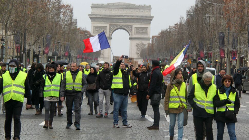 Gilets jaunes : les images choquantes des journalistes chassés par les manifestants