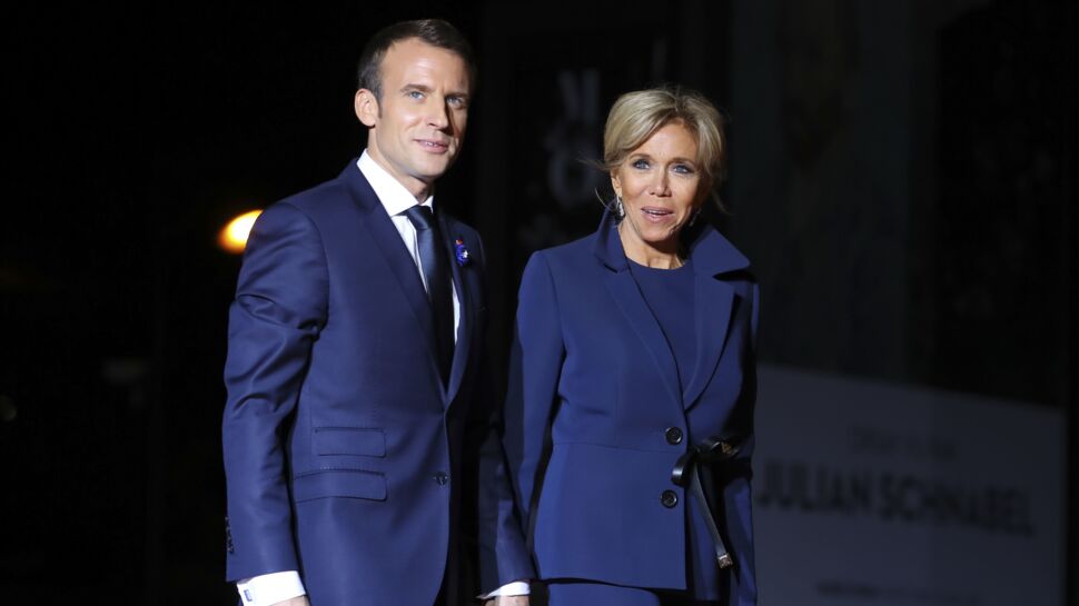 Photos - Emmanuel et Brigitte Macron : barbe naissante et grands sourires, le couple photographié lors d'un dîner en amoureux