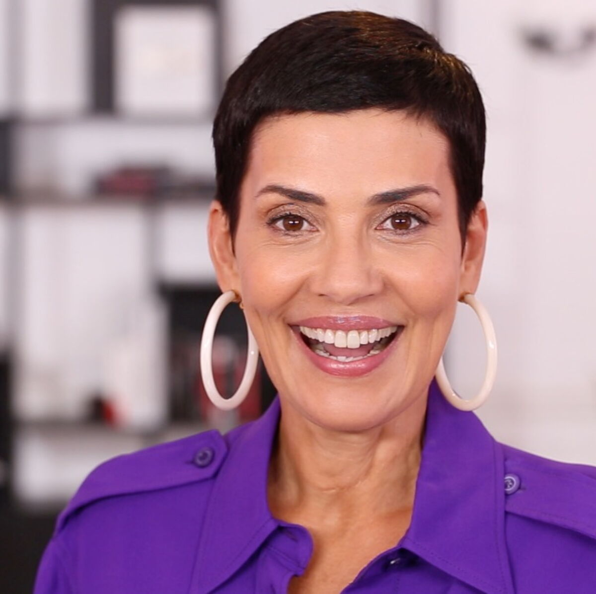 L Inimitable Cristina Cordula Reste Fidele A Sa Coupe Tres Courte