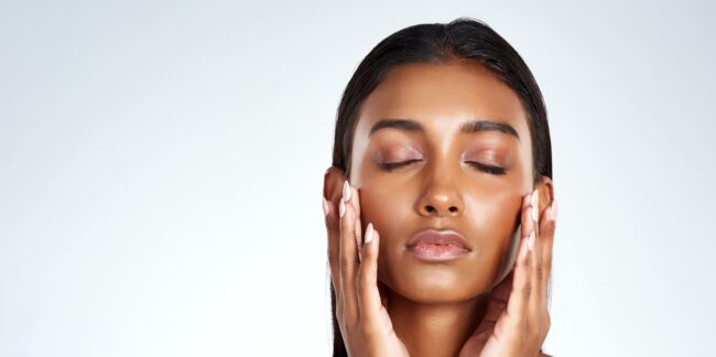 Connaissez-vous la “Yoga skin”, la nouvelle tendance maquillage qui fait fureur ?