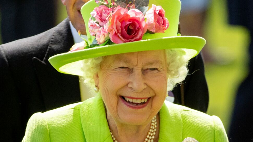 La reine Elizabeth II porte un accessoire fétiche depuis 50 ans : découvrez lequel !