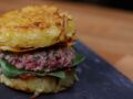 Burger maison aux galettes de pomme de terre : la recette en vidéo