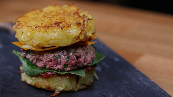 Burger maison aux galettes de pomme de terre : la recette en vidéo