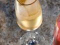 Cocktails au champagne et glaçons colorés